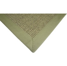 Vue détaillée d''un tapis en sisal avec bordure en bande textile