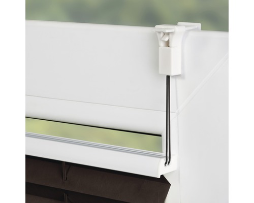 Detailansicht einer Jalousie mit Klemmträger am Fenster