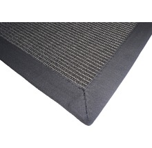 Vue détaillée d''un tapis en sisal avec bordure textile