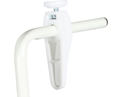 Detailaufnahme einer Halterung für eine Duschhalterstange, die an einer Stange befestigt ist.