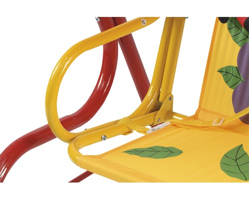 Detail einer Kinderschaukel mit gelbem Sitz und rotem Gestell