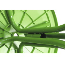 Detailansicht der Unterseite eines Hockers mit Metallbeinen