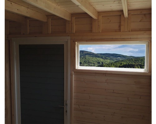 Innenansicht eines Holzhauses mit Fenster und Tür