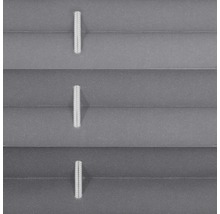 Nahaufnahme einer grauen Plisseejalousie mit Bedienelementen