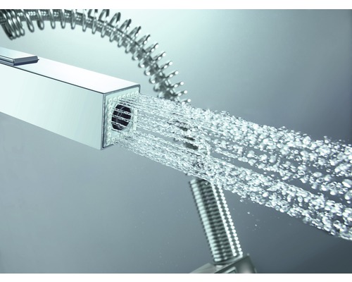 Küchenarmatur mit Brausekopf im Betrieb