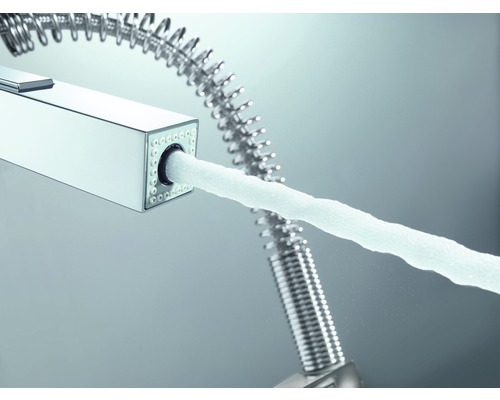 Küchenarmatur mit Brauseschlauch und Wasserstrahl