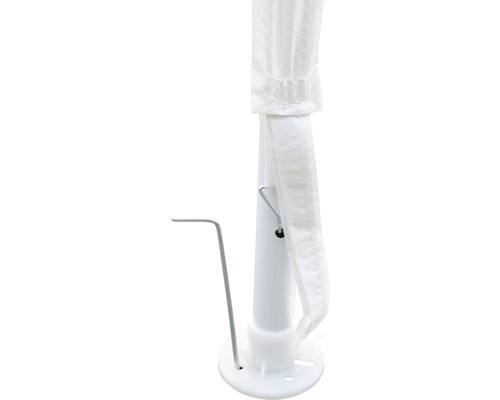 Detailansicht eines Partyzeltfußes mit Hering zur Befestigung