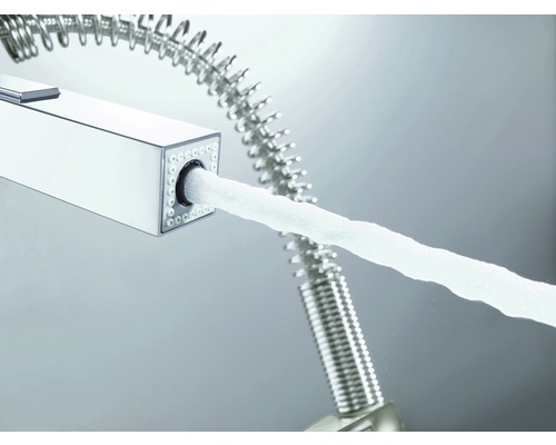 Küchenarmatur mit Brauseschlauch und Wasserstrahl