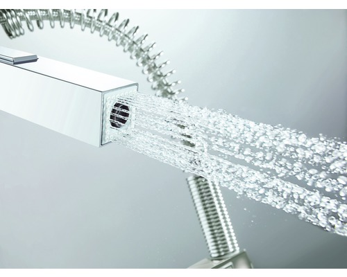 Auslauf einer Küchenarmatur mit Wasserstrahl