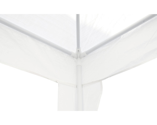 Detailansicht eines Partyzelts mit Gestänge und Zeltplane