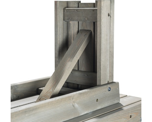 Detailansicht eines Gartentisches aus Holz mit Verstrebungen