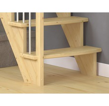 Detailaufnahme einer Holztreppe mit Metallgeländer