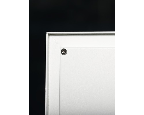 Detailansicht eines weißen Schaltschranks mit Befestigungselement