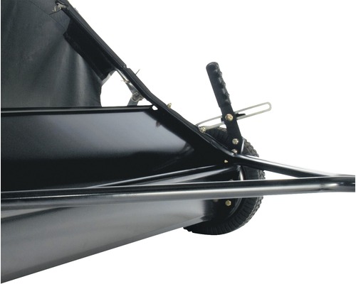 Vue détaillée d''une balayeuse à gazon avec bac de ramassage et poignée de réglage de la hauteur.