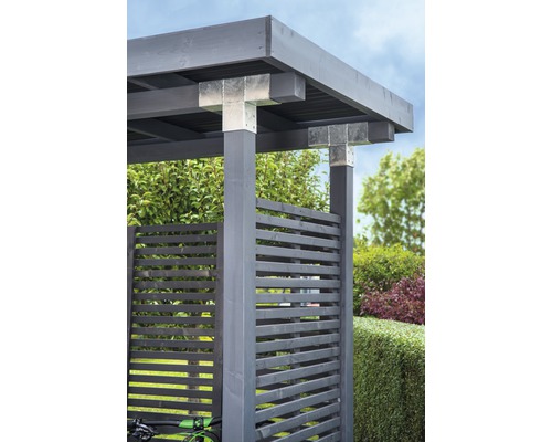 Vue détaillée d''un abri de voiture en bois avec paroi à lamelles et raccords métalliques.