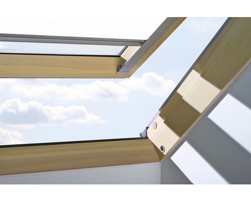 Fenêtre de toit en bois ouverte avec vue sur le ciel