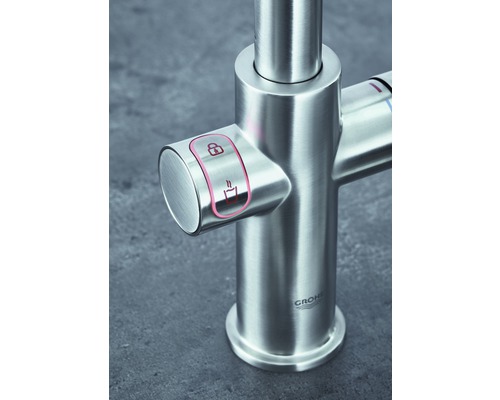 Grohe Logo auf einer Küchenarmatur mit Symbolen für Heißwasser