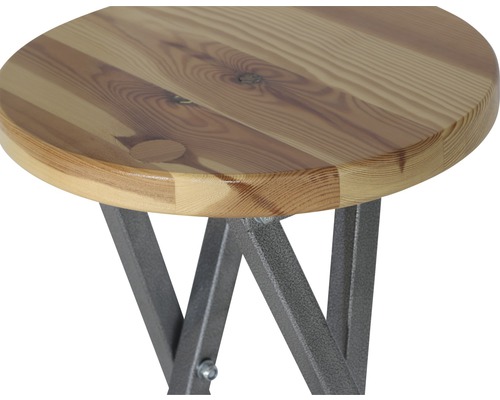 Gros plan d''un tabouret avec assise ronde en bois et structure en métal