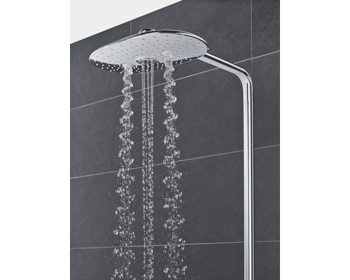 Regendusche mit fließendem Wasser