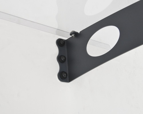 Detailaufnahme einer transparenten Markise mit Metallhalterung