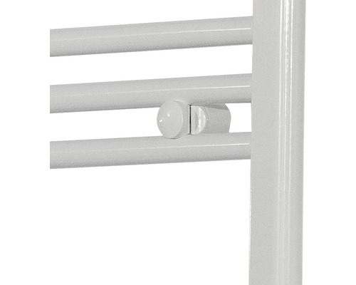 Detailansicht eines weißen Heizkörpers mit Befestigung