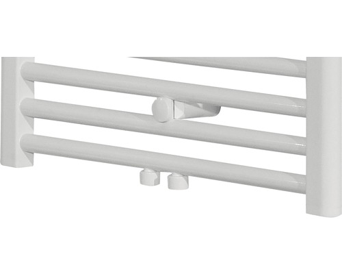 Vue détaillée d''un radiateur de salle de bain avec des tubes de chauffage horizontaux