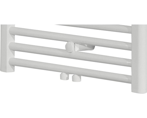 Vue détaillée d''un sèche-serviettes blanc avec raccordement de radiateur
