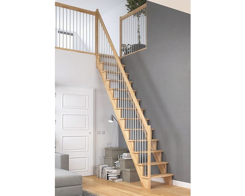 Holztreppe mit Geländerstäben aus Metall in einem hellen Wohnraum