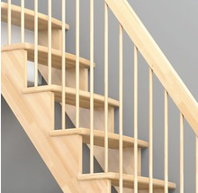 Holztreppe mit Geländer und Stufen