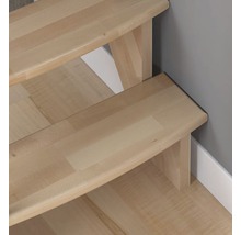 Detailansicht einer Holztreppe.