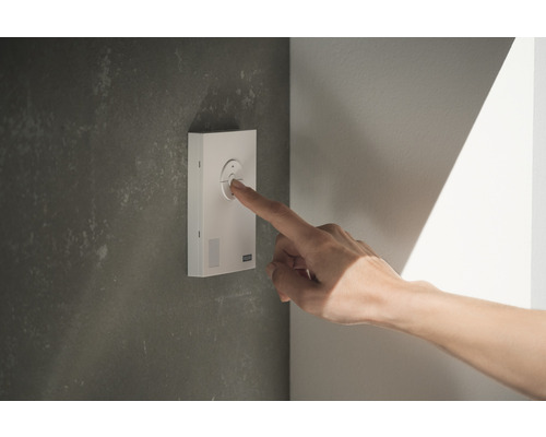 Personne actionnant un interrupteur mural