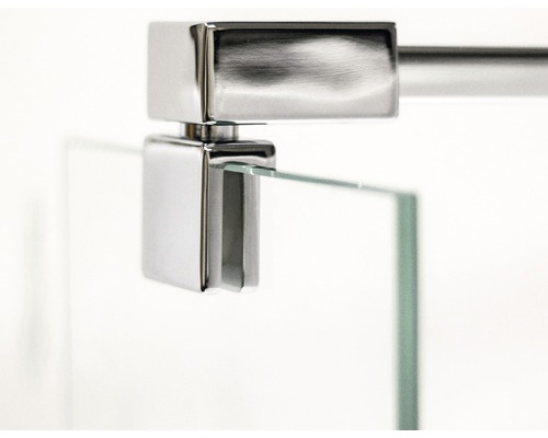Detailansicht einer Duschkabinenhalterung aus Metall mit Glas