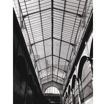Innenansicht einer Halle mit Glasdach und dekorativen Bögen.