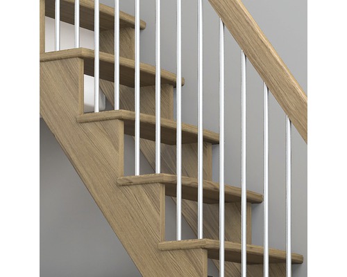 Escalier en bois avec barreaux de rampe en métal argenté