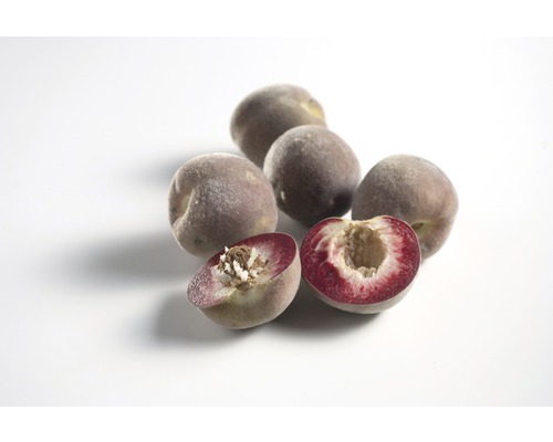 Plusieurs pêches, dont deux coupées en deux