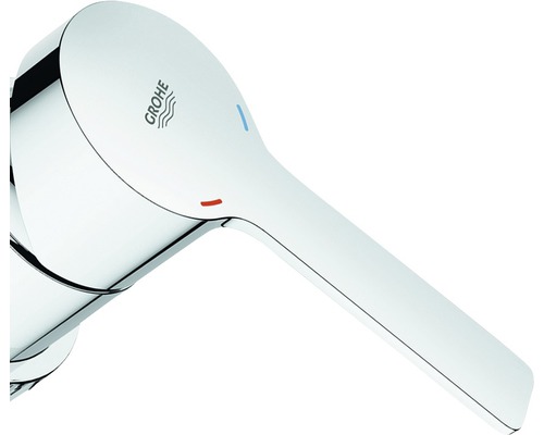 Logo Grohe sur un robinet brillant