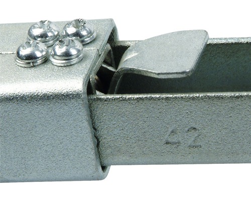 Detailansicht eines silberfarbenen Metallbeschlags mit Schrauben