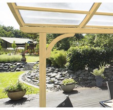 Holzterrasse mit Überdachung und Garten