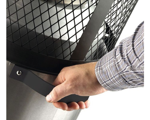 Detailaufnahme einer Hand, die einen Feuerkorb mit Schutzgitter trägt