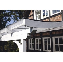 Detailansicht eines Holzcarports mit transparentem Dach vor einem Haus