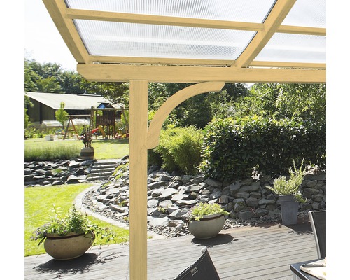 Pergola en bois avec toit transparent et vue sur le jardin