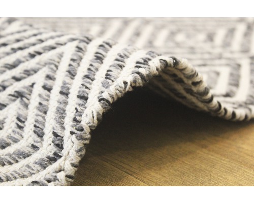 Detailansicht eines Teppichs mit geometrischem Muster