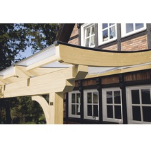 Holzcarport an einem Haus mit Fachwerkfassade