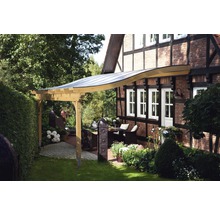 Holzpergola mit Sitzgruppe im Garten