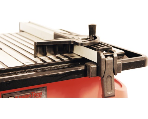 Vue détaillée d''une carreleuse avec butée angulaire et rail de guidage