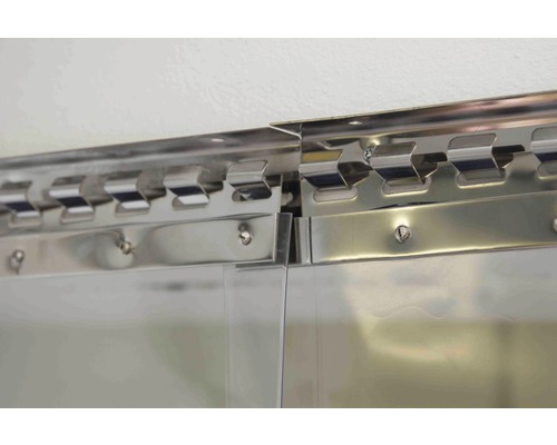 Vue détaillée d''un rail de rideau à lamelles en métal