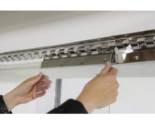 Installation d''un système de lamelles sur un mur.