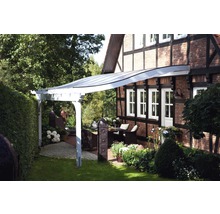 Pergola en bois sur une maison avec mobilier de jardin