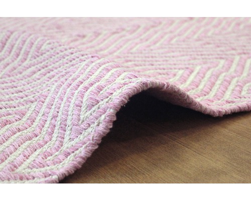 Detailansicht eines Teppichs mit geometrischem Muster