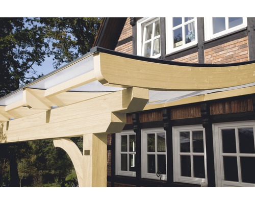 Vue détaillée d''une pergola en bois avec une couverture translucide devant une maison
